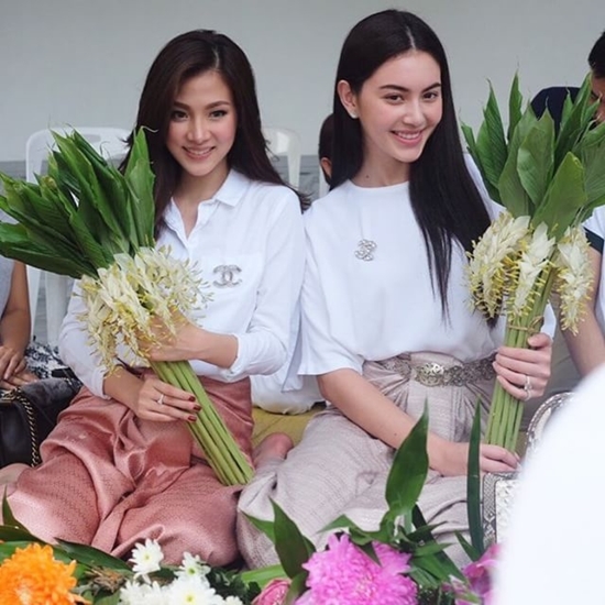 ใบเฟิร์น ใหม่ สองสาวคู่ซี้ ร่วมตักบาตรดอกไม้ในชุดขาว  